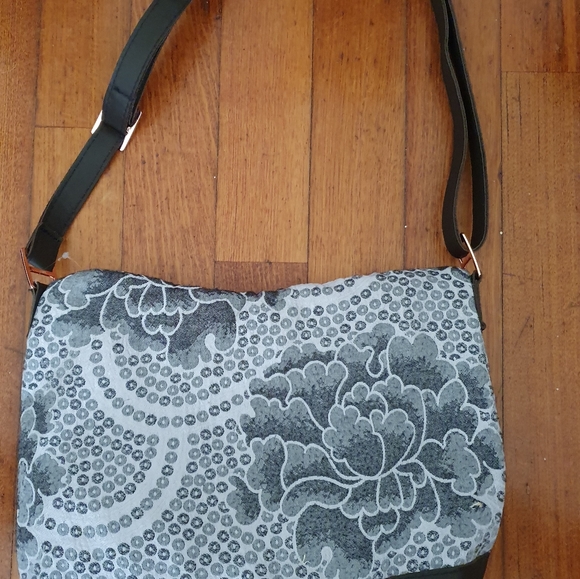 Women's cross body shoulder bag hook lock - Picture 7 of 9